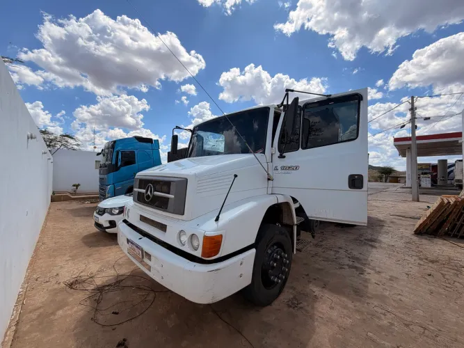 Caminhão MB 1620 basculante