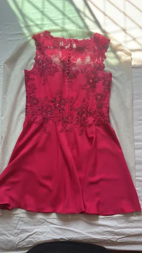 Vestido de Festa Pink Bordado com Pedrarias + Capa e Cabide