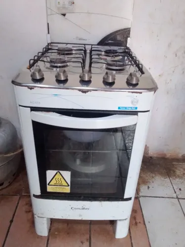 Vendo fogão esmaltec 4 boca 260,00 reais