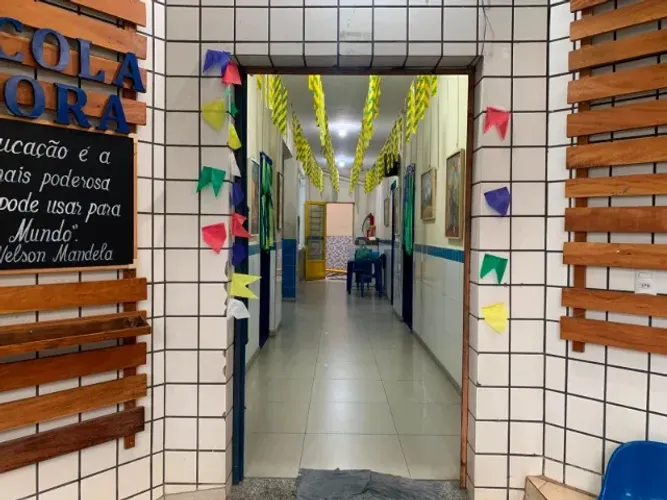 Escola de Ensino Fundamental em Costa Barros com 900m²