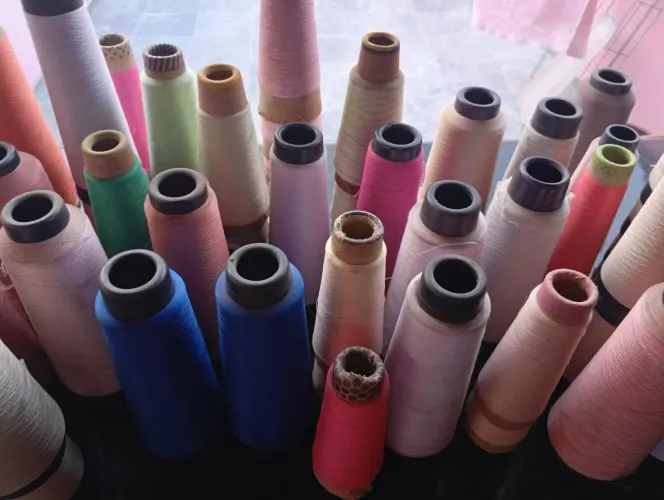 Cones usados de fio para overlock