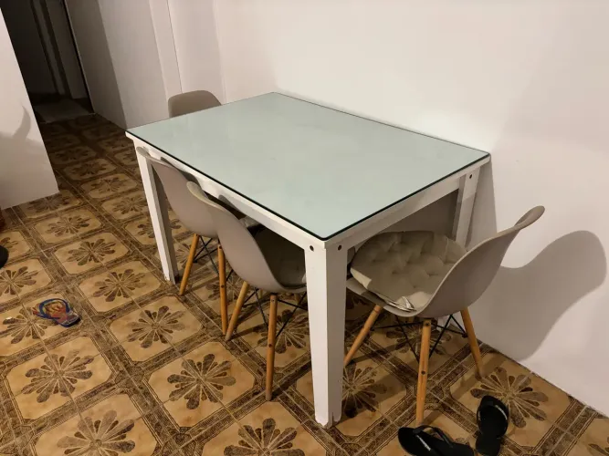 Mesa de Jantar com Tampo de Vidro