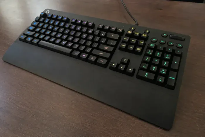 Teclado Logitech G213