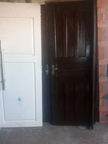 Porta de madeira pau d'arco 70 cm x 2,10 m completa. Negociável!