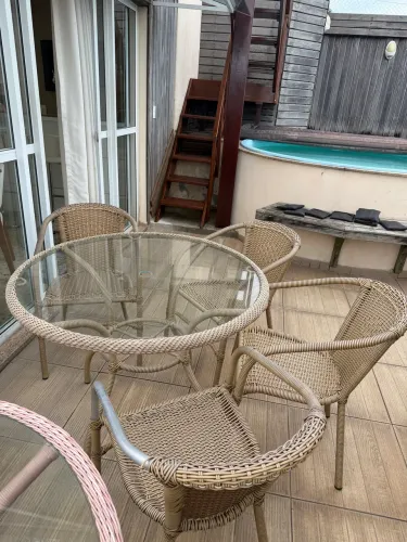 Vendo mesa com cadeiras pra área externa