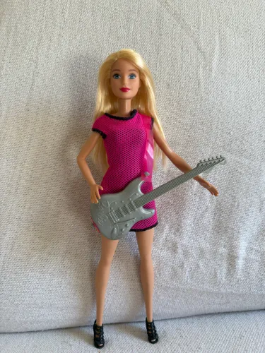Boneca Barbie com guitarra
