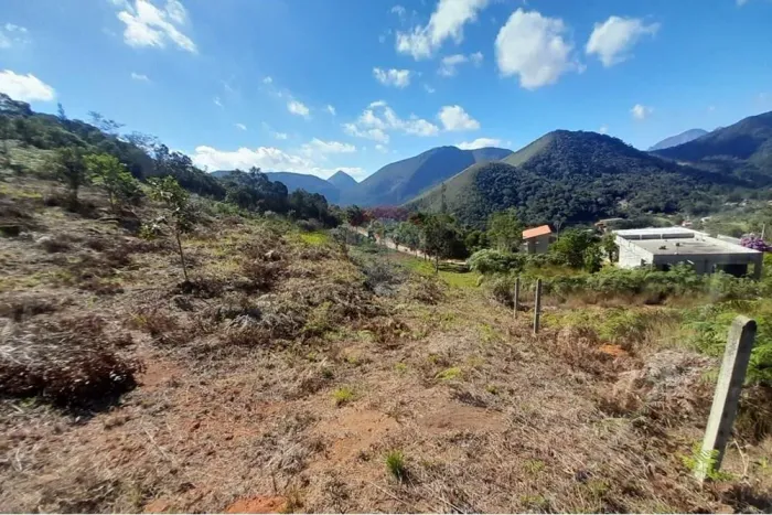 Terreno Aclive - Cond. Amacedrinhos com Vista Livre para as Montanhas.