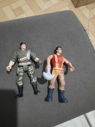2 bonecos para colecionar 