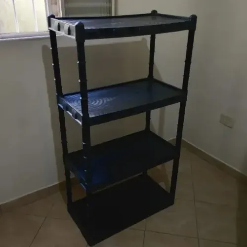Prateleira de plástico quatro divisões.
