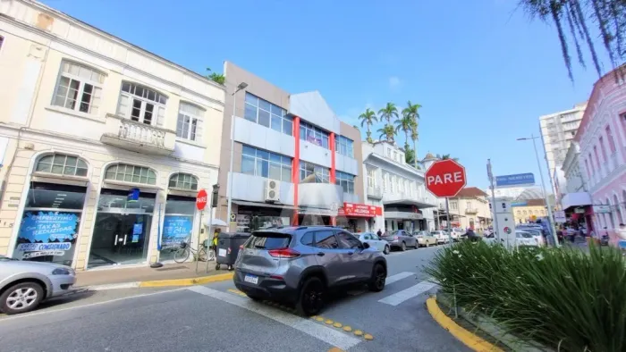 Sala comercial localizada no Centro de Joinville com acesso para Rua das Palmeiras