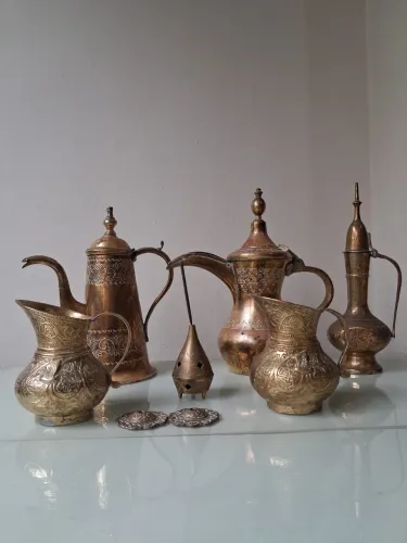  Antiquário Lote peças em bronze e latão 