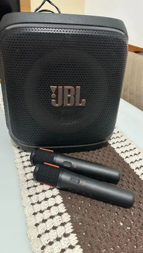 Caixa de som jbl encore, com 2 microfones.