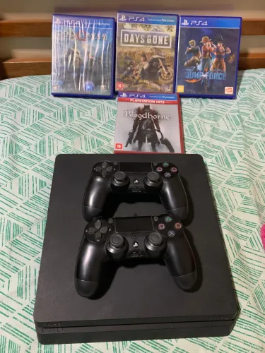 Vendendo um ps4, quatros jogos originais mas dois consoles por 2,100