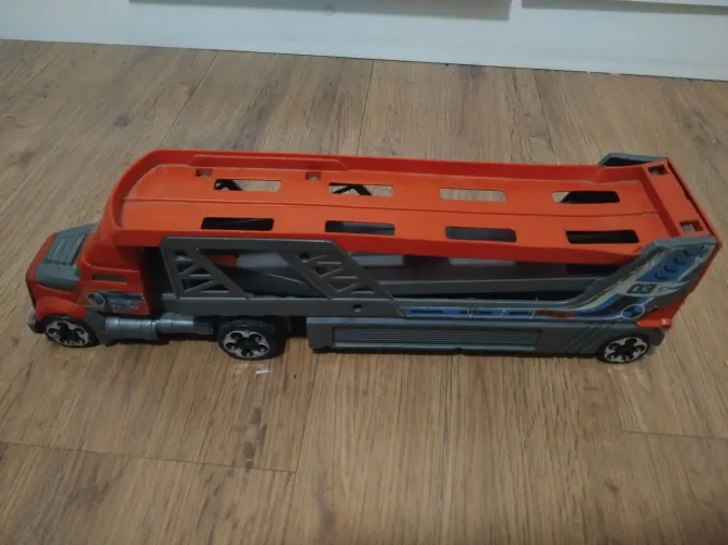 Caminhão hotwheels vermelho.