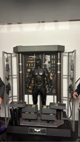 THE DARK KNIGHT BATMAN ARMORY WITH BRUCE WAYNE AND ALFRED PENNYWORTH HOT TOYS 1/6