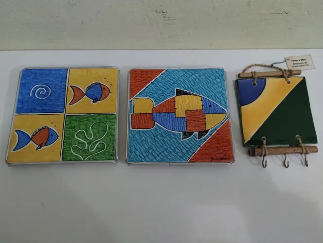 Jogo de cerâmicas pintada a mão, Decoração e Porta Chaves. 16x16 e 16x11. Produto novo
