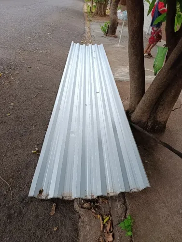 Duas telhas de zinco com quase 6 metros cada uma