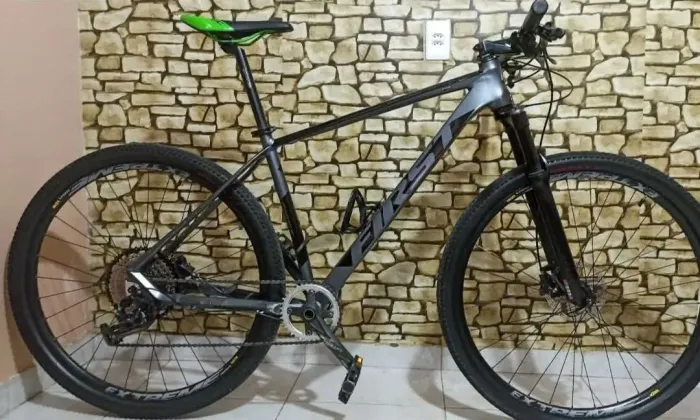 First athymus com suspensão a ar e freios Shimano.