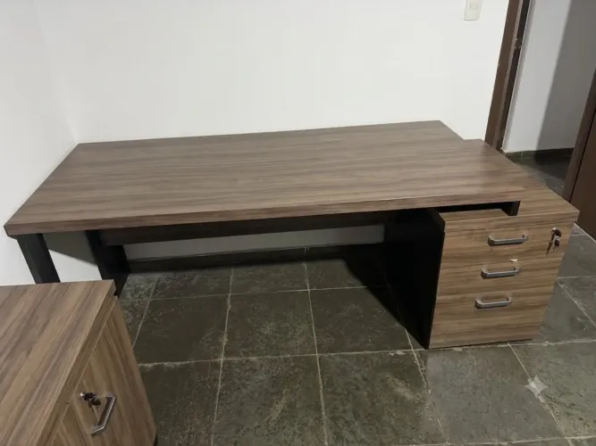 MESA PARA ESCRITÓRIO COM GAVETEIRO