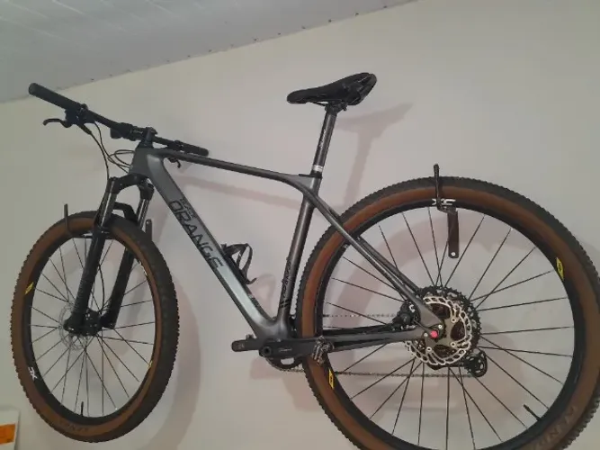 Vendo bicicleta mtb carbono grupo shimano suspensão rock shox recon freios shimano aro 29.