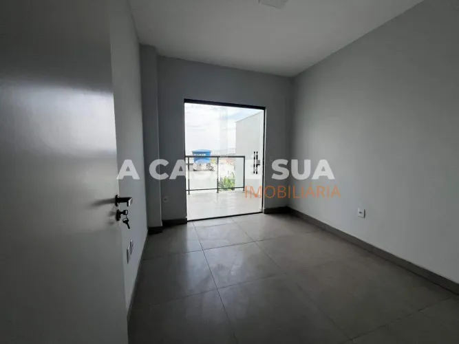 Casa Geminada 3 quartos, sendo 2 suítes, 4 banheiros, 2 sacadas, 2 vagas de garagem