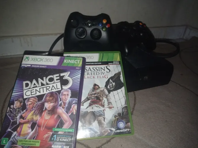 XBOX 360 DESBLOQUEADO (COM DOIS JOGOS, FONTE ORIGINAL E DOIS CONTROLES ORIGINAIS