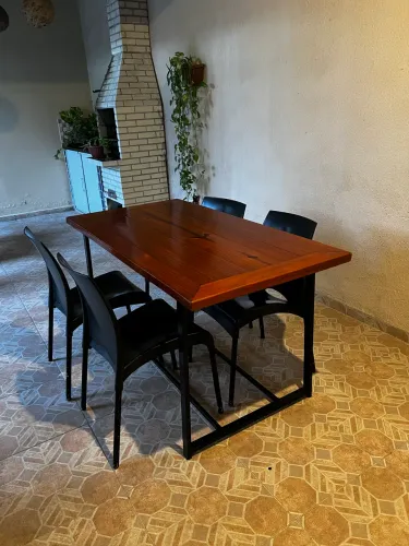 Mesa de Madeira com 4 cadeiras