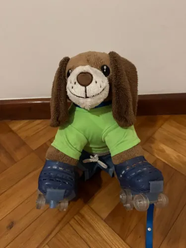 Cachorro de pelúcia com patins criamigos