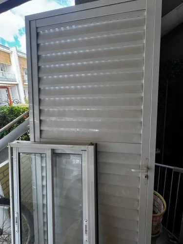 Porta  balcão de alumínio branco + janela embutida