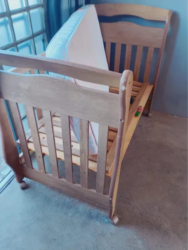 Vendo berço que vira cama, está completo com colchão 250$ Passo cartão! Preço a combinar