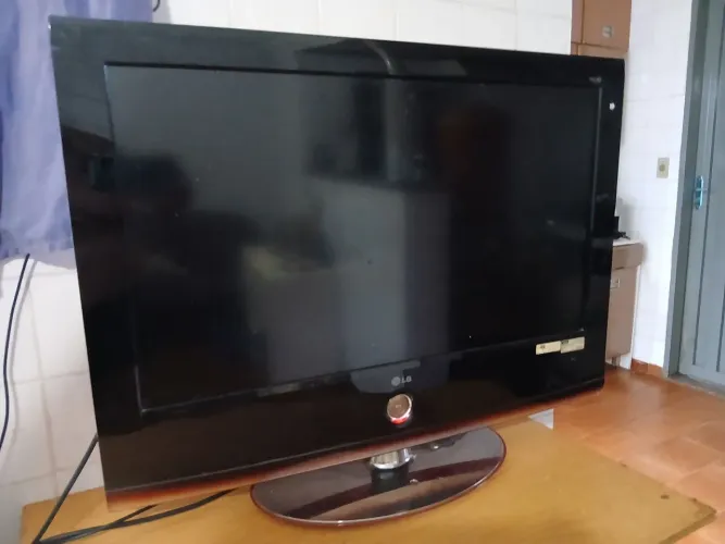 Vendo TV LG semi nova 35 polegadas