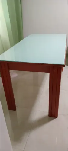 Vendo uma Linda Mesa de jantar em Madeira com tampo de vidro 