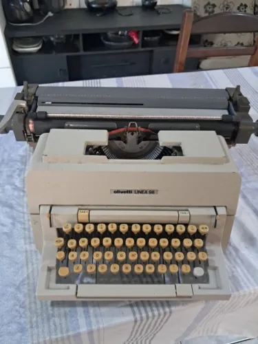 Olivetti Linea 98 Máquina de Escrever Antiga Vintage