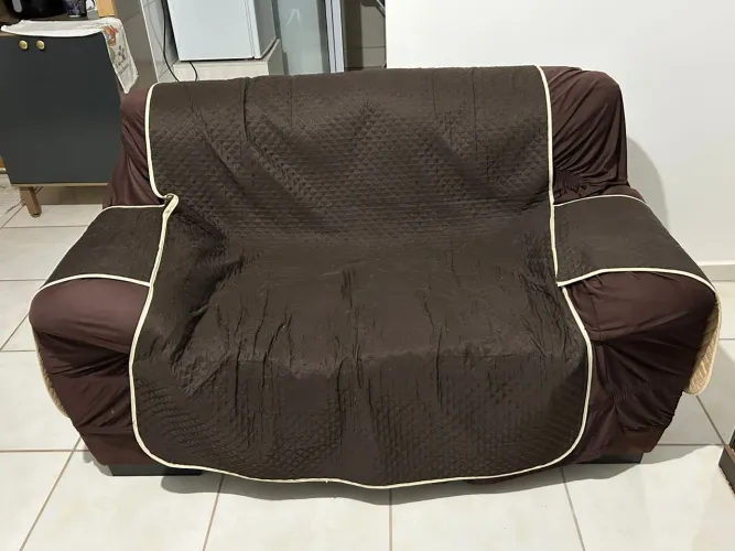 Sofá de dois lugares usado