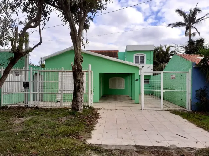 Casa para venda possui 200 metros quadrados com 4 quartos em Cassino - Rio Grande - RS