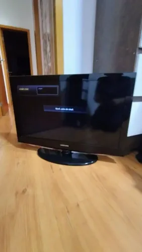 TV Samsung 32" LCD - Perfeito Estado (Com Controle e Base)