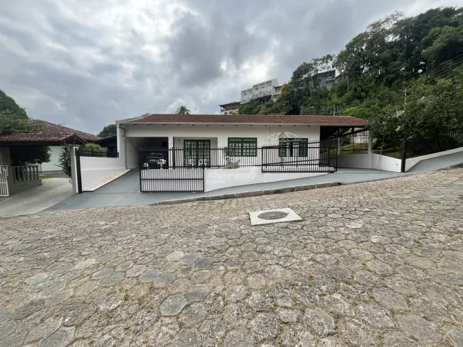 Casa à venda no bairro Itoupava Norte Blumenau apta para financiar com 3 dormitórios send