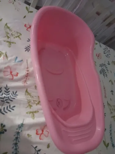 Banheiro de bebê rosa.