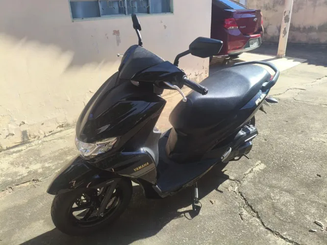 Moto de procedência manual e cópia de chave dois pneu zero