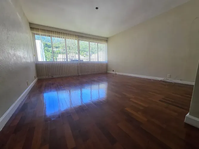 VENDO APARTAMENTO 4 QUARTOS NA TIJUCA PRÓXIMO DO METRO