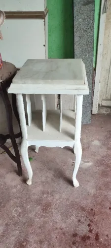 Mesa com pedra de mármore