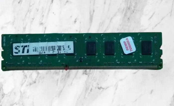 DDR3 STI 2GB Frequência 1333Mhz<br>Funcionando perfeitamente<br>R$20