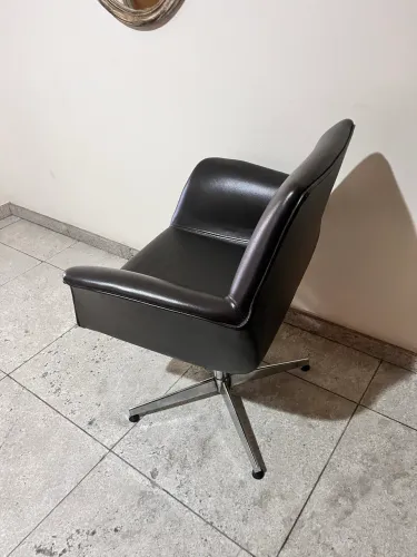 Cadeiras giratórias de couro