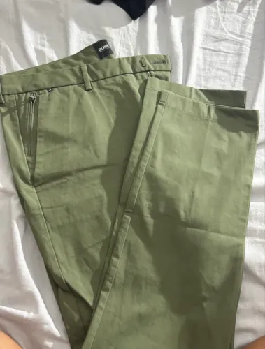 CALÇA HUGO BOSS DE AJUSTE FINO EM MISTURA DE ALGODÃO COM STRETCH
