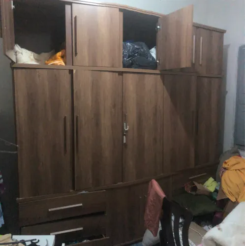 Guarda roupa de madeira ( material de qualidade)