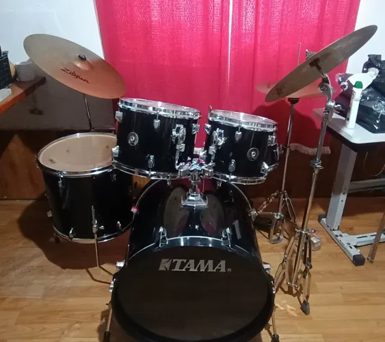 Bateria acústica TAMA Swingstar + pratos Zildjam