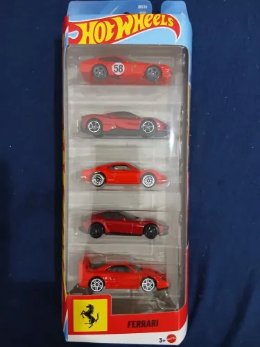 Pack Hot wheels, 145 reais.