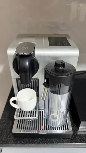Nespresso Lattissima Pro by DeLonghi Máquina de Café Expresso 05L 19 Bar Prata