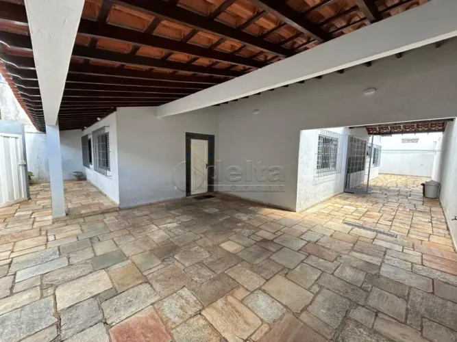 Casa comercial/residencial disponível para locação no bairro Santa Mônica em Uberlândia-MG