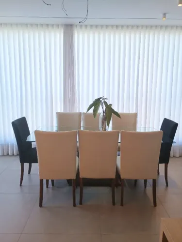 Mesa de jantar retangular com 8 cadeiras 